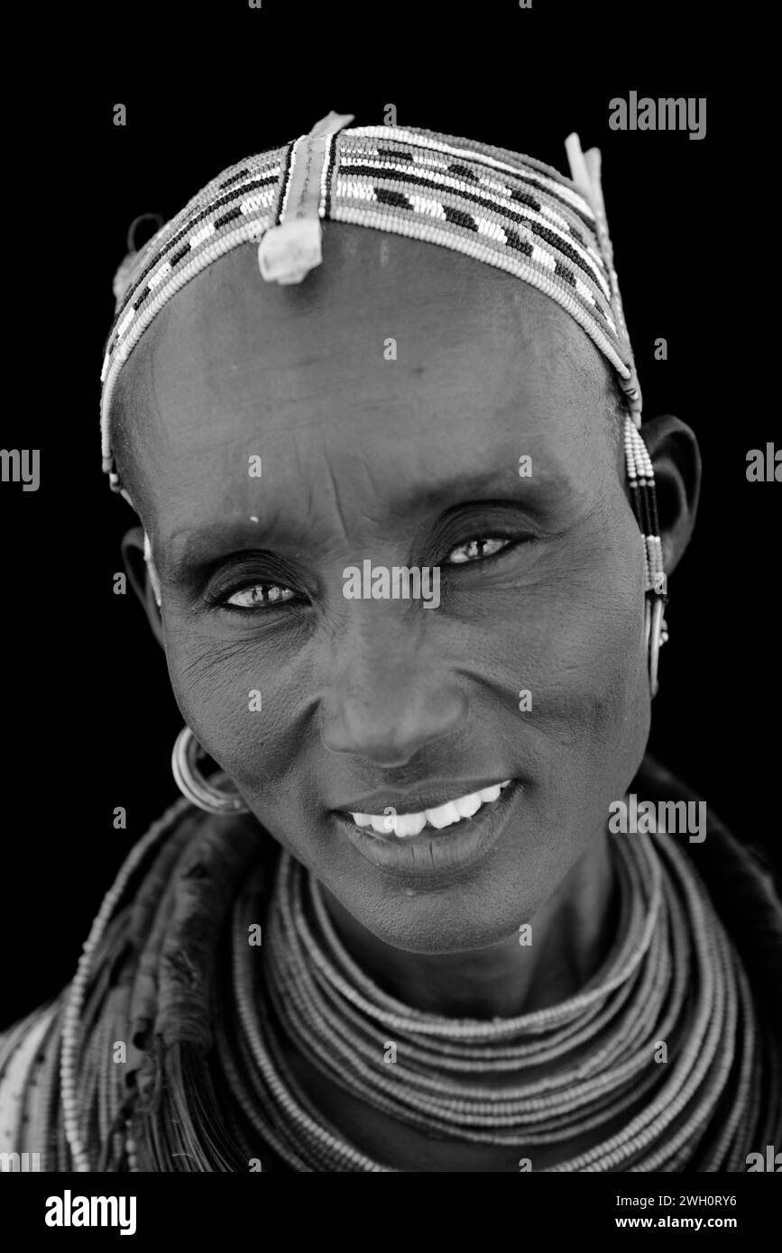 Una donna Rendille che indossa una collana tradizionale realizzata con fasci di capelli di coda di giraffa. Regione di Korr nel nord del Kenya. Foto Stock