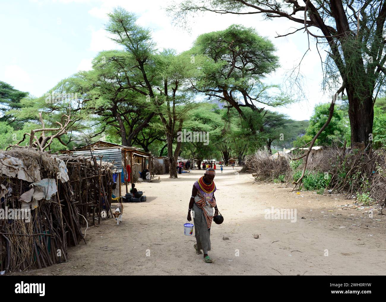 Camminando attraverso il villaggio di Ngurunit nel Kenya nord-occidentale. Foto Stock