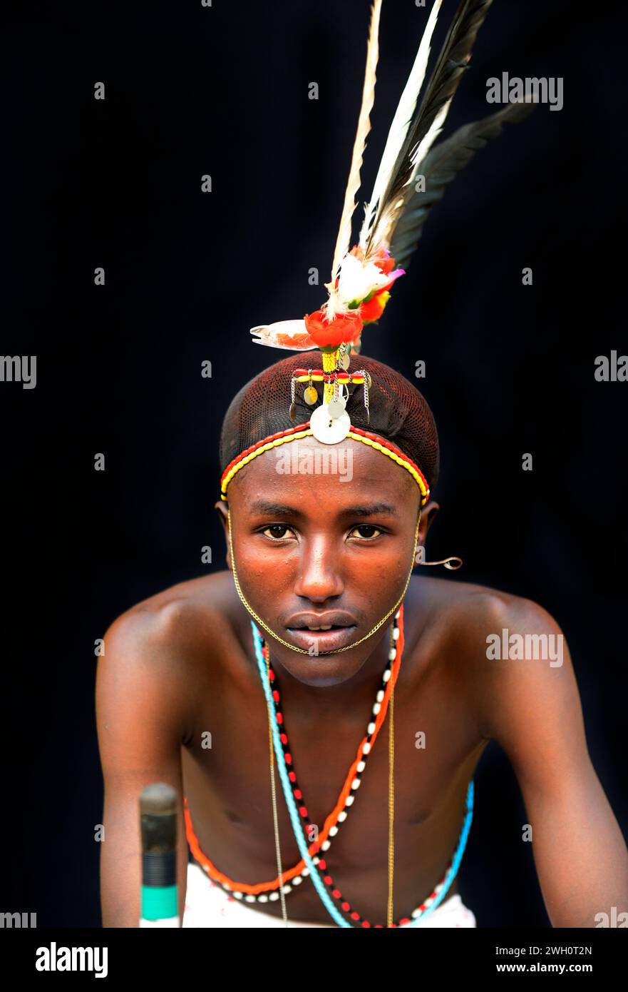 Ritratto di un guerriero Samburu (moran) scattato nella zona di South Horr nel nord del Kenya. Foto Stock