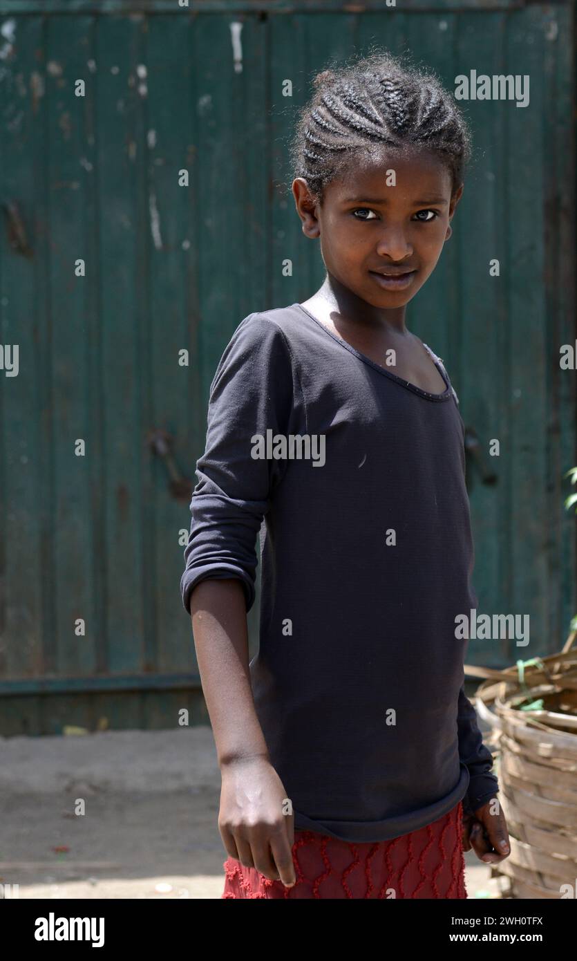 Ritratto di una sorridente ragazza tigra scattata a Humera, Etiopia. Foto Stock