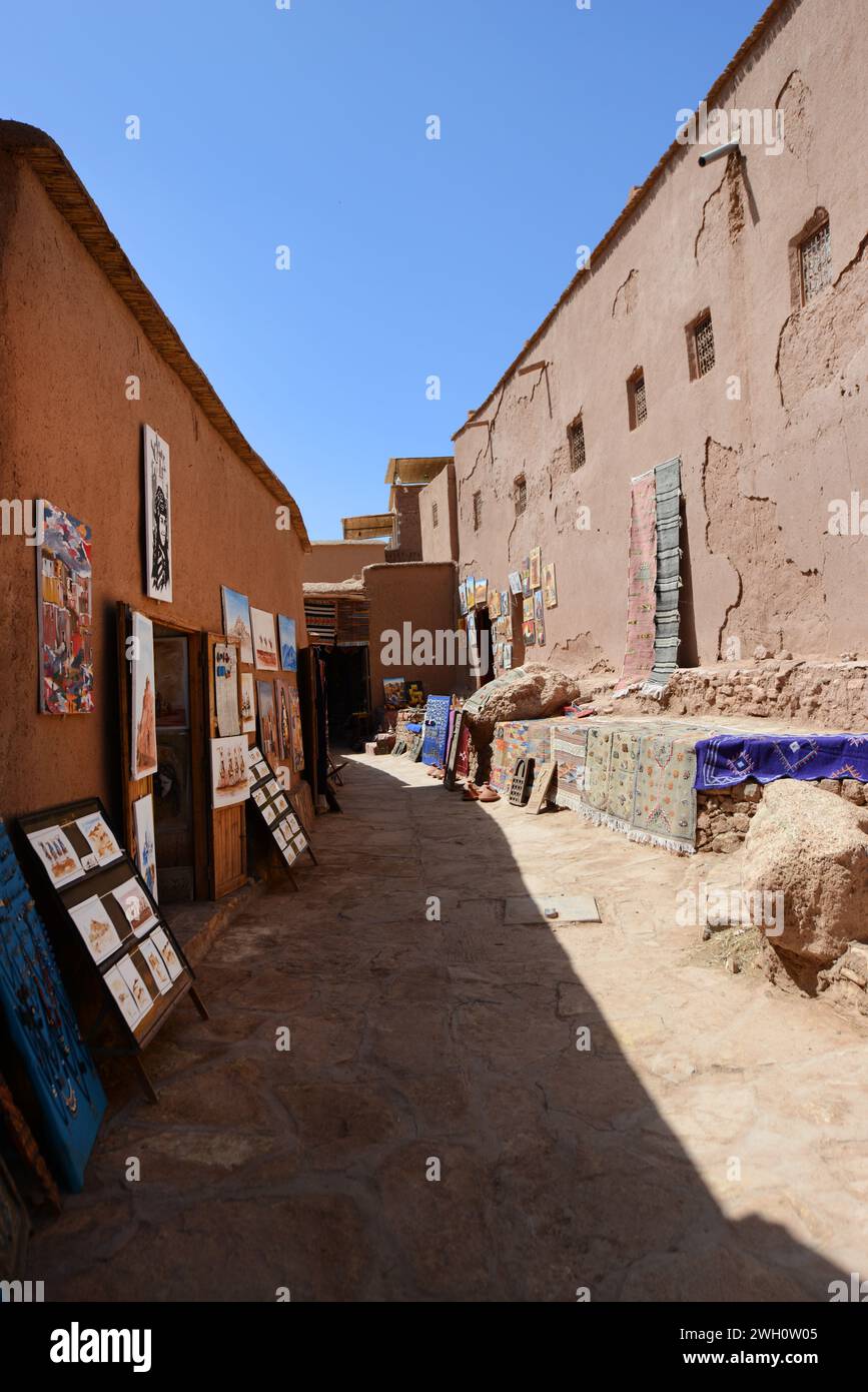 Camminando tra la kasbah di Ksar di Ait-Ben-Haddou in Marocco. Foto Stock