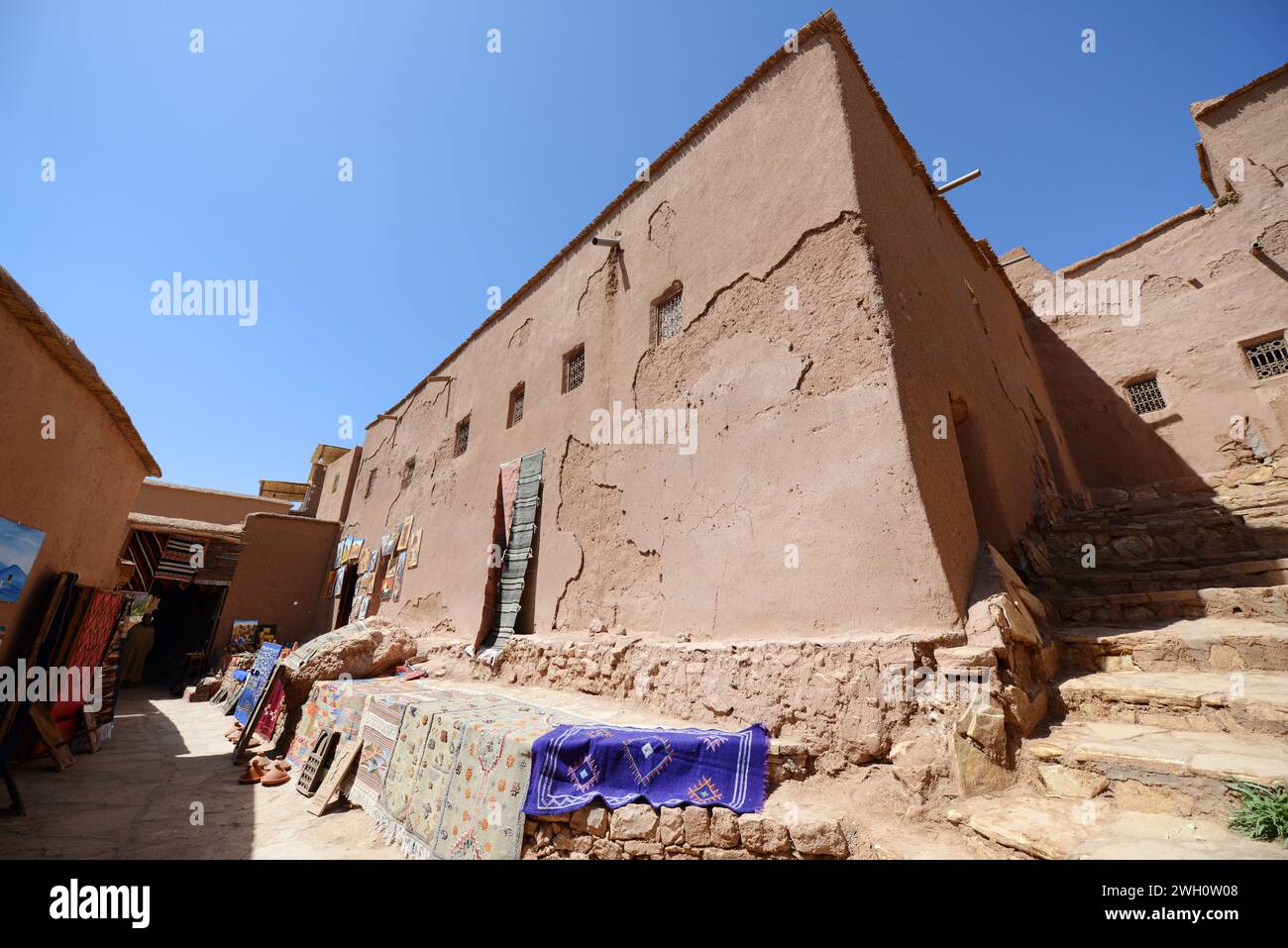 Camminando tra la kasbah di Ksar di Ait-Ben-Haddou in Marocco. Foto Stock