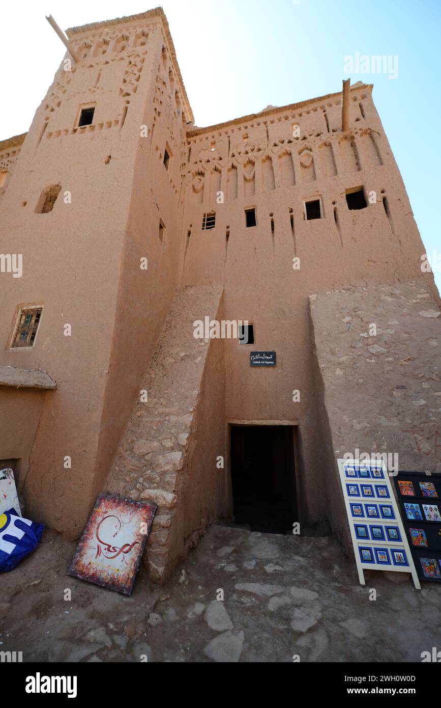 Camminando tra la kasbah di Ksar di Ait-Ben-Haddou in Marocco. Foto Stock