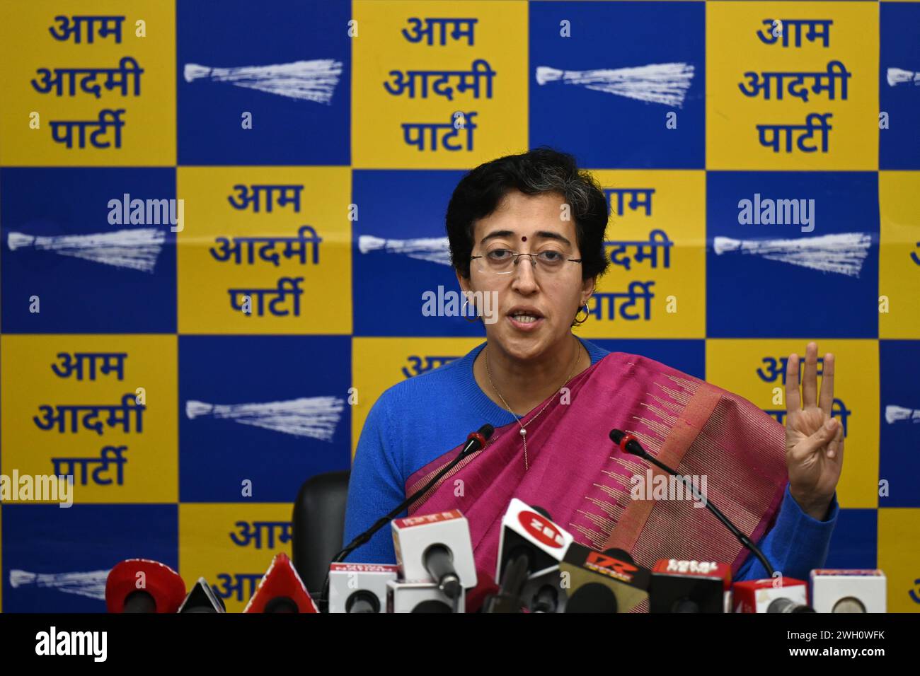 NUOVA DELHI, INDIA - 6 FEBBRAIO: Il ministro di Delhi Atishi Marlena tiene una conferenza stampa sulle incursioni ed, presso l'ufficio del partito Rouse Avenue Marg il 6 febbraio 2024 a nuova Delhi, India. Rivolgendosi a una conferenza stampa, il ministro di Delhi e il leader AAP Atishi, in una rivelazione esplosiva, hanno affermato che la direzione esecutiva ha cancellato le registrazioni audio delle dichiarazioni dei testimoni. Meno di un'ora prima della conferenza stampa di oggi, sono state condotte incursioni in 12 sedi di alti leader AAP in relazione a un caso di riciclaggio di denaro. (Foto di Salman Ali/Hindustan Times/Sipa USA) Foto Stock