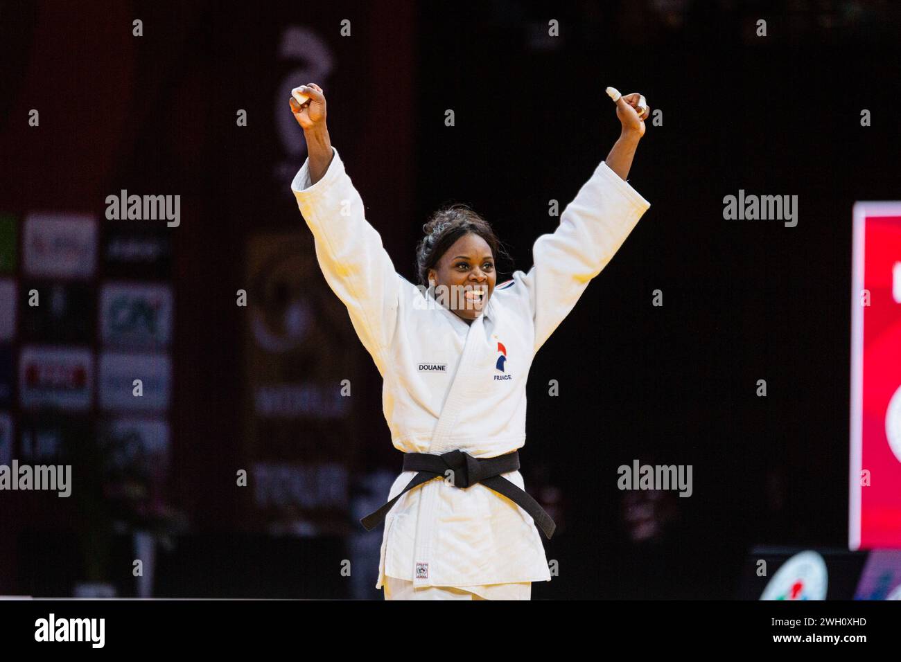 Parigi, Francia. 4 febbraio 2024. Madeleine Malonga (bianca) di Francia celebra dopo aver vinto una medaglia di bronzo durante il Judo Grand Slam Paris 2024, femminile -78kg. L'Accor Arena, a Parigi, ha ospitato il grande Slam di Parigi dal 2 al 4 febbraio, un evento del circuito mondiale della Federazione Internazionale di Judo (IFJ). Domenica, ultimo giorno di gara, hanno gareggiato atleti di uomini con 90kg e 100kg e donne con 78kg, e 78kg categorie. Credito: SOPA Images Limited/Alamy Live News Foto Stock