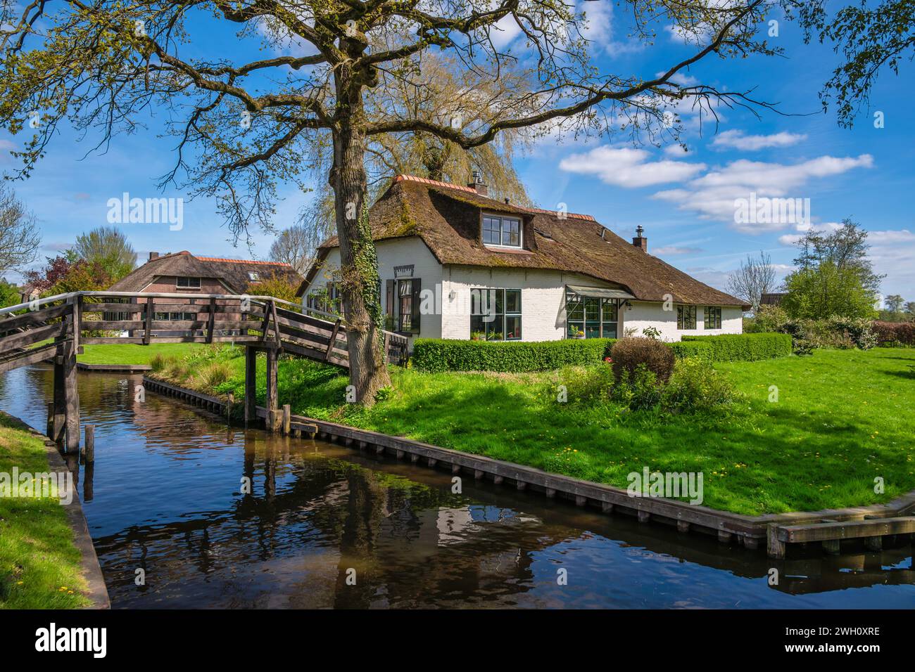 Giethoorn Paesi Bassi, skyline della città sul canale e casa tradizionale nel villaggio di Giethoorn Foto Stock