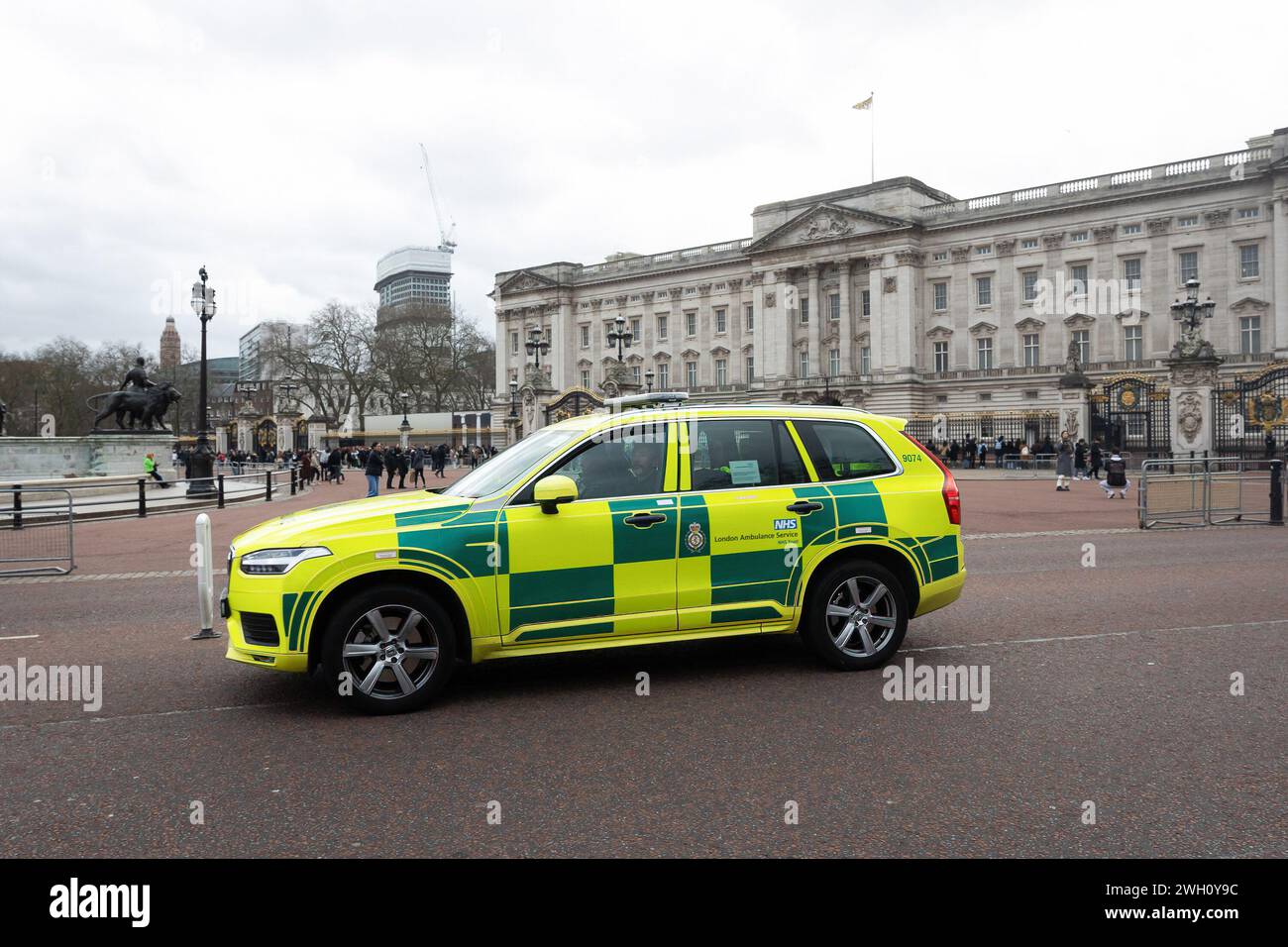 Londra, Regno Unito. 6 febbraio 2024. Un'ambulanza di pronto intervento passa a Buckingham Palace a Londra. Ieri il Palazzo ha annunciato che il monarca britannico re Carlo III è stato curato per il cancro dopo una diagnosi iniziale. Sua Maestà era stato recentemente ricoverato in ospedale per una prostata allargata. (Foto di Tejas Sandhu/SOPA Images/Sipa USA) credito: SIPA USA/Alamy Live News Foto Stock