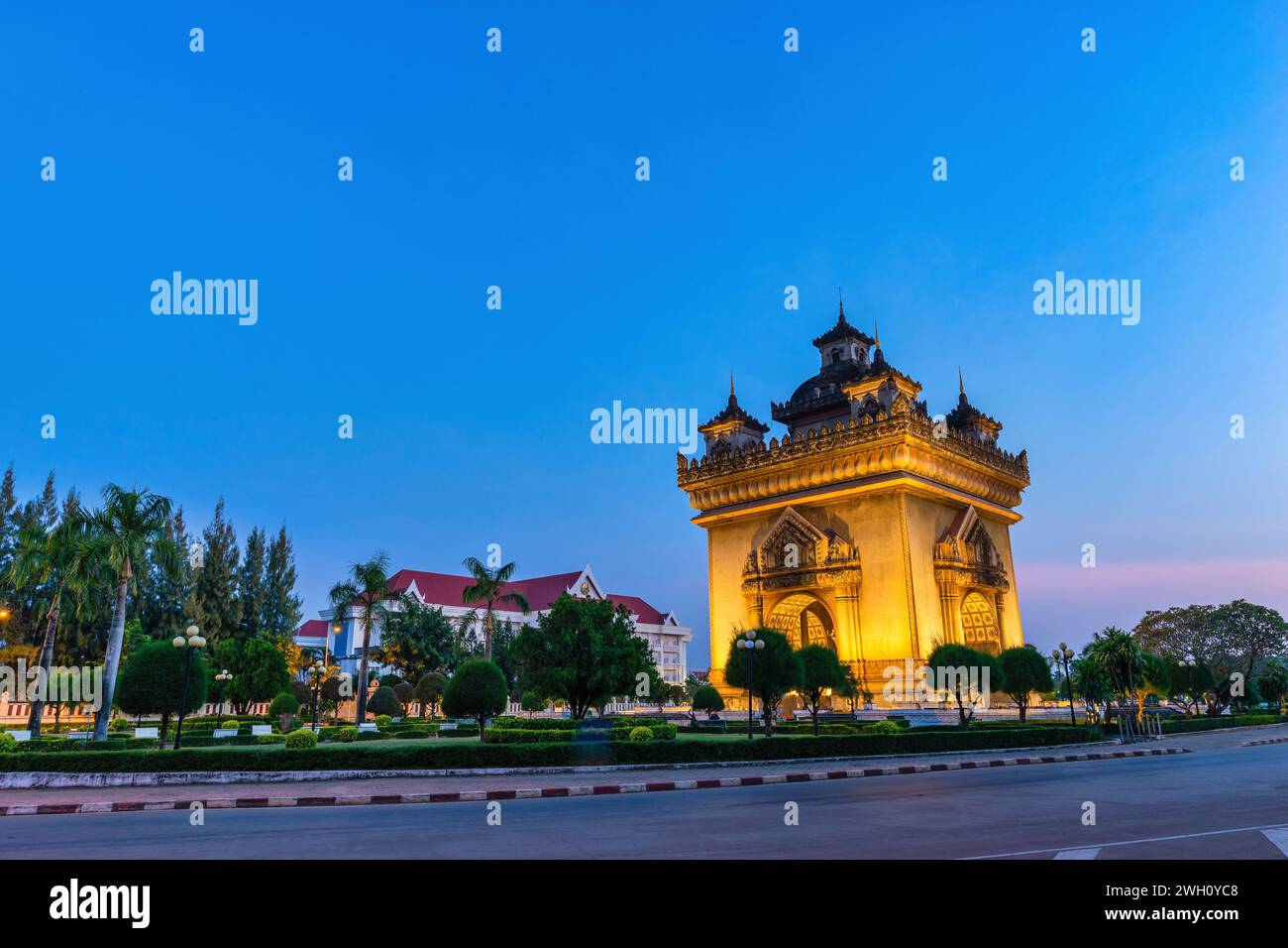 Vientiane Laos, skyline notturno della città a Patuxai (Patuxay), il punto di riferimento più famoso di Vientiane Foto Stock