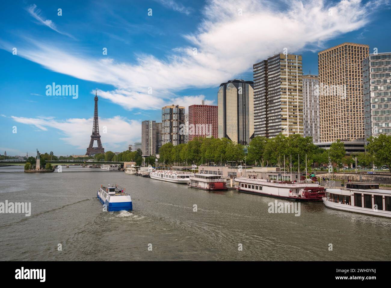 Parigi Francia, skyline della città presso la Torre Eiffel e la Senna Foto Stock
