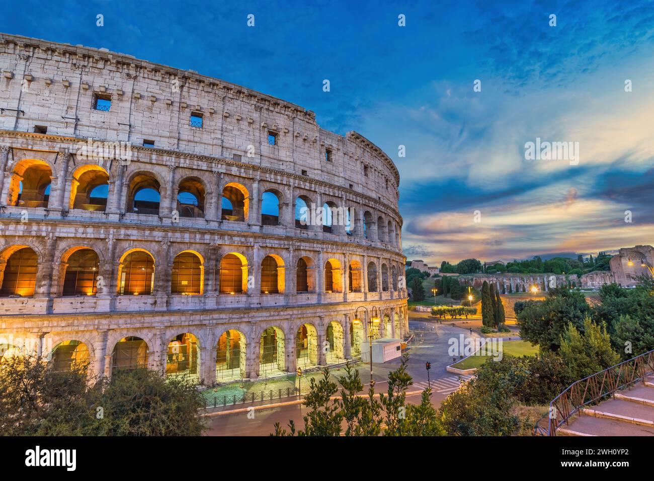 Roma Italia, skyline notturno della città al Colosseo di Roma Foto Stock