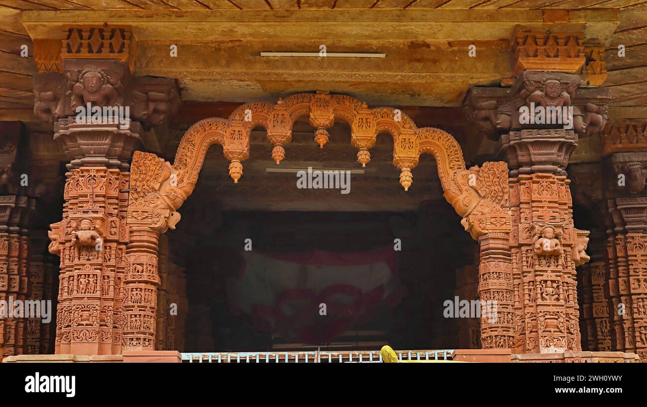 Arco intagliato e colonne del Tempio del Sole, Jhalarapatan, Rajasthan, India. Foto Stock