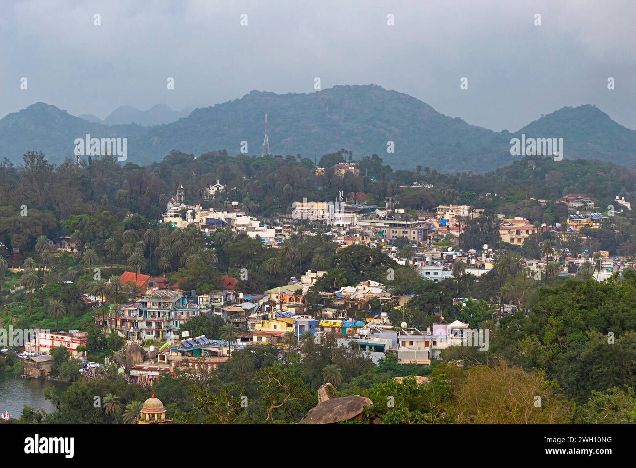 Vista di Abu da Toad Rock, Monte Abu, Rajasthan, India. Foto Stock
