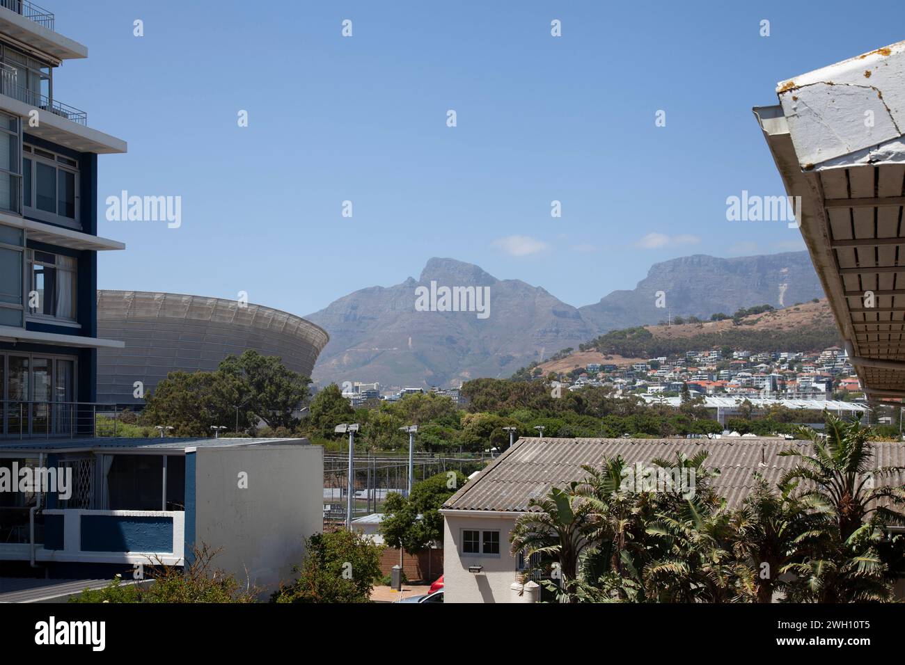 Vista dello stadio e della Table Mountain dagli appartamenti di Mouille Point, città del Capo - Sud Africa Foto Stock