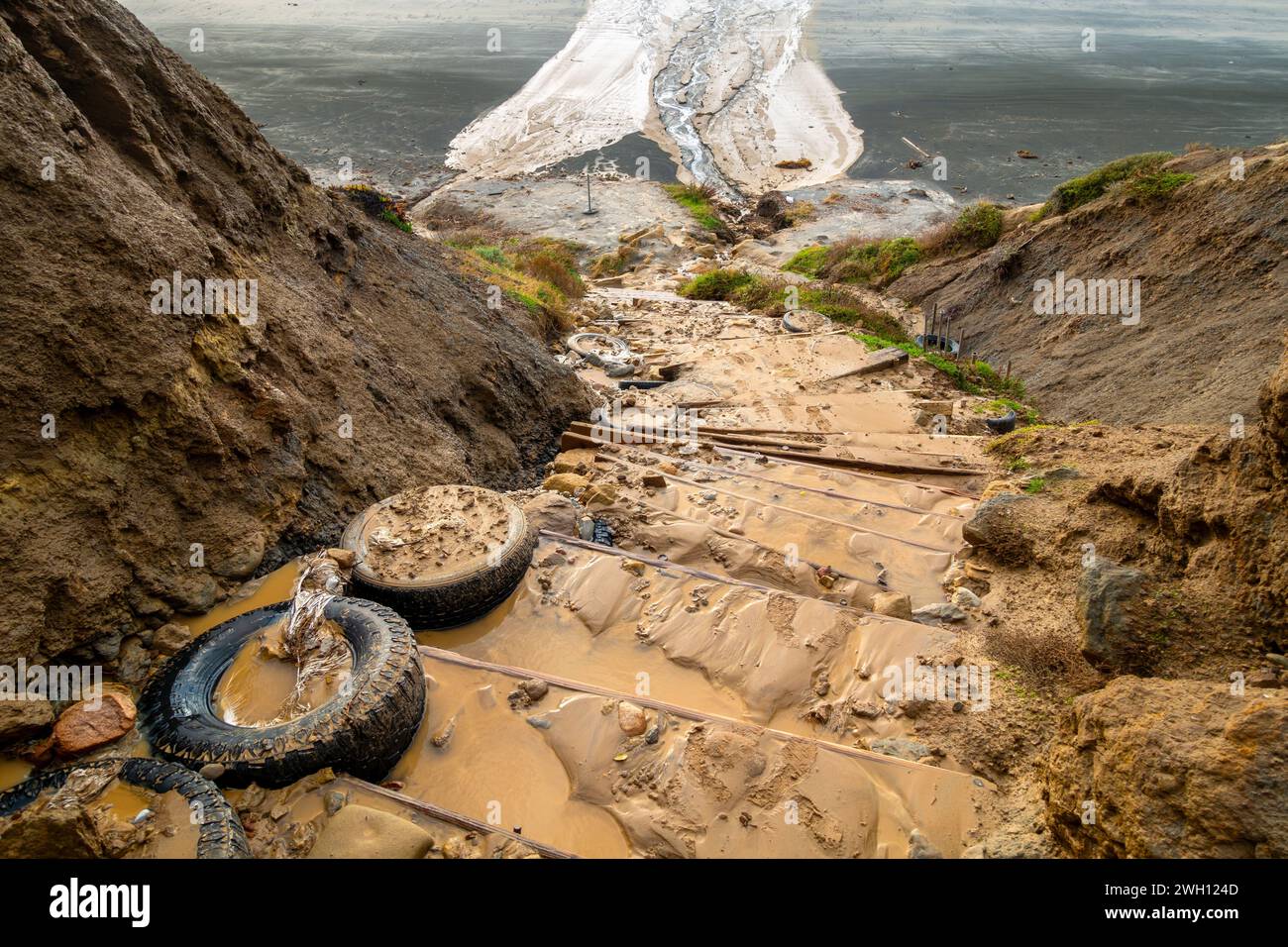 Sentiero escursionistico eroso, scogliere di arenaria, scivolo di fango, Torrey Pines State Park. La suggestiva tempesta di pioggia del fiume inonda San Diego, la costa meridionale della California, Stati Uniti Foto Stock
