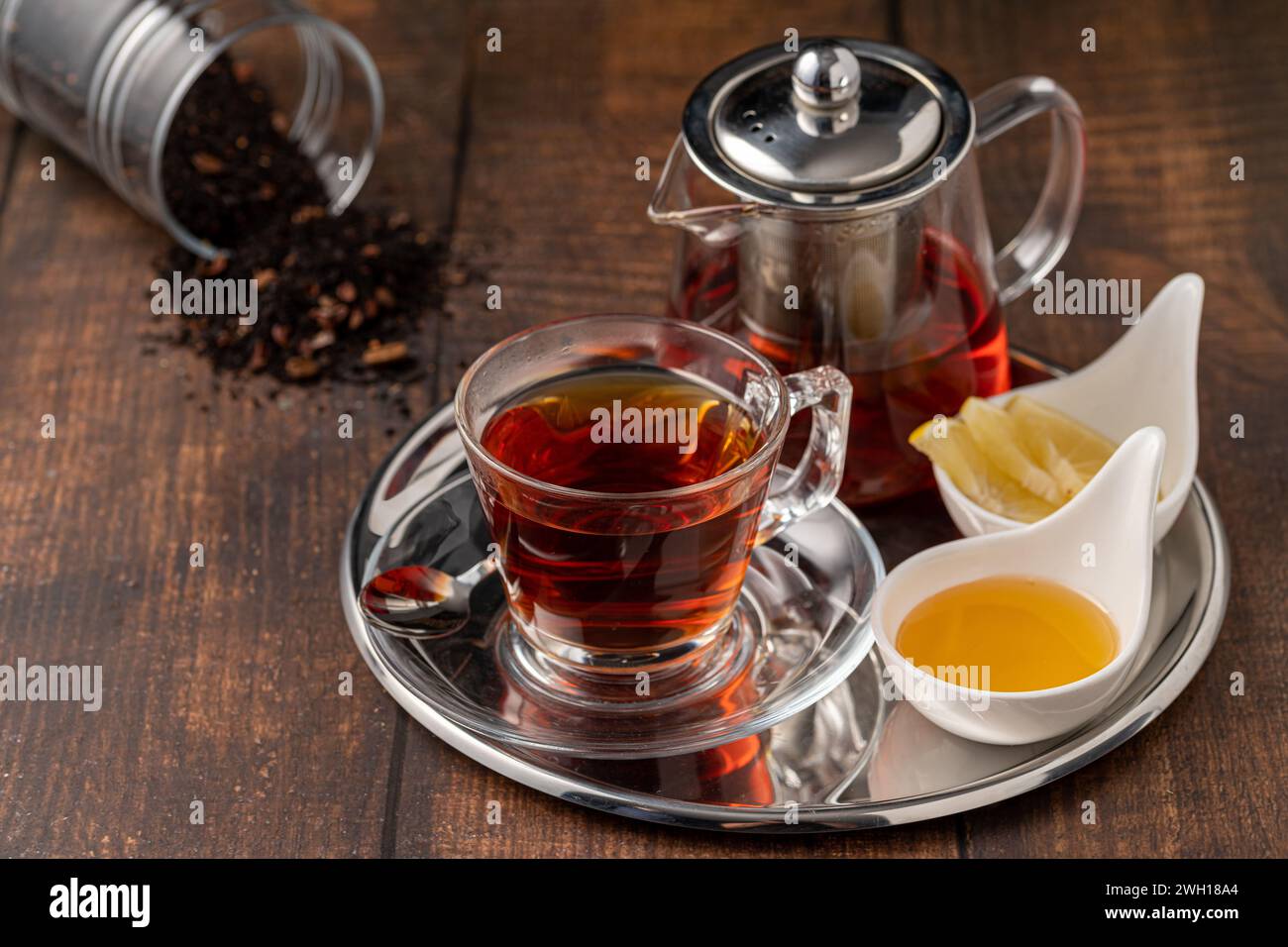 Vista dall'alto del tradizionale tè turco nero con limone e miele su sfondo in legno Foto Stock