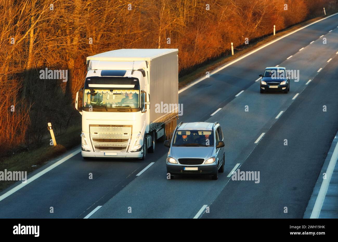 Traffico in movimento al tramonto, trasporti in autostrada Foto Stock