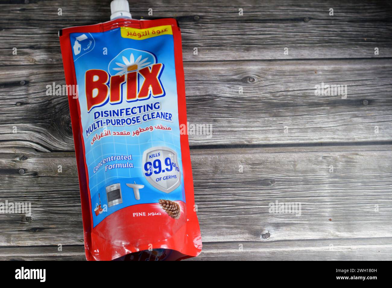 Cairo, Egitto, 1° febbraio 2024: Detergente multiuso Brix disinfettante, formula concentrata, profumo di pino, uccide germi, a fini di pulizia a domicilio, Foto Stock