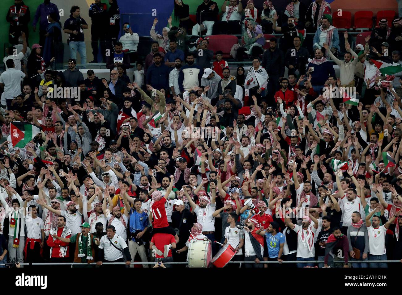 DOHA, QATAR - 6 FEBBRAIO: Tifosi della Giordania durante la semifinale della Coppa d'Asia AFC tra Giordania e Corea del Sud allo stadio Ahmad Bin Ali il 6 febbraio 2024 a Doha, Qatar. (Foto di MB Media/) Foto Stock