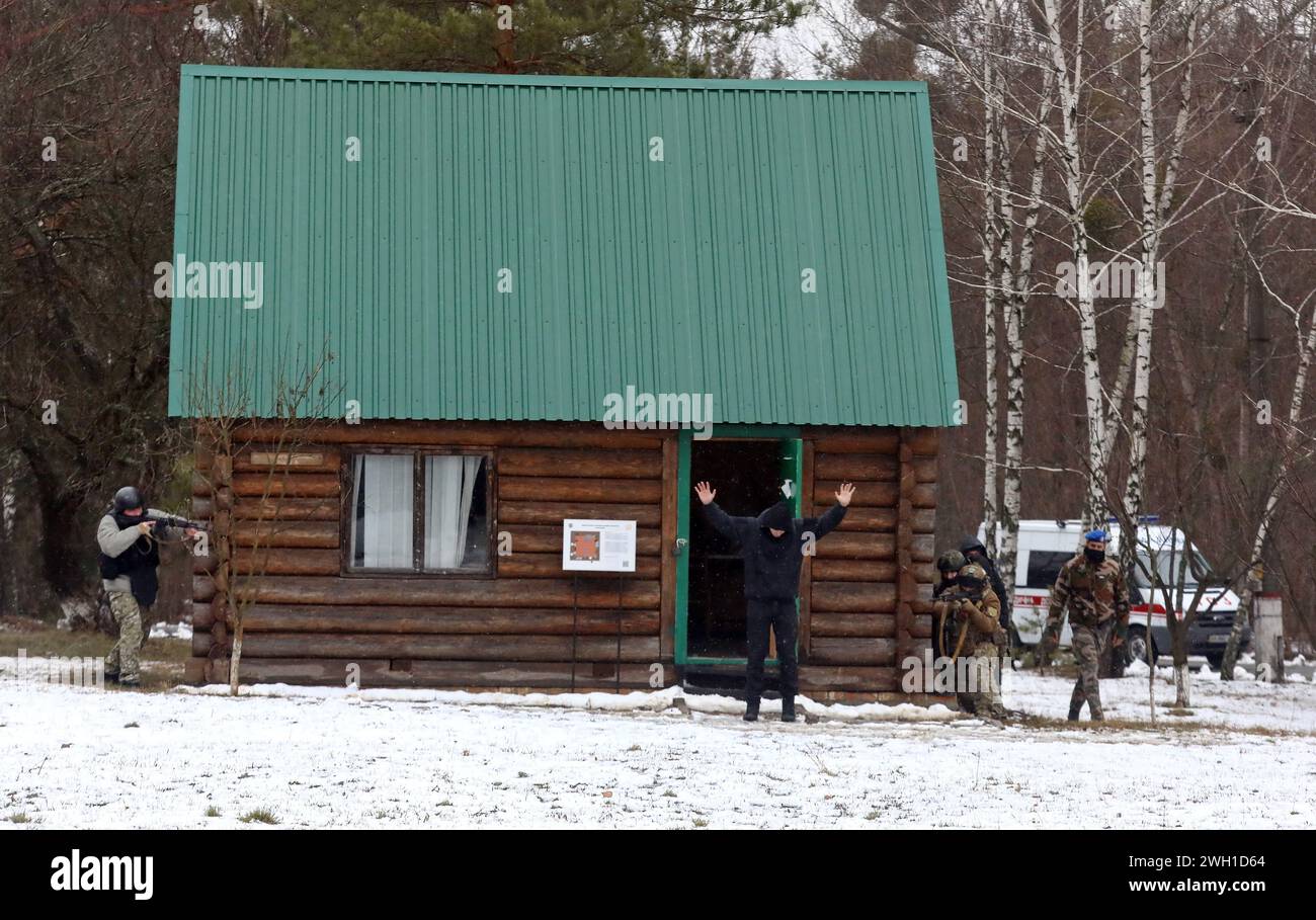 REGIONE DI KIEV, UCRAINA - 6 FEBBRAIO 2024 - le forze dell'ordine dimostrano le loro azioni durante la detenzione di un criminale che trasportava armi in una delle sedi dell'Accademia nazionale degli affari interni, regione di Kiev, Ucraina settentrionale. Foto Stock
