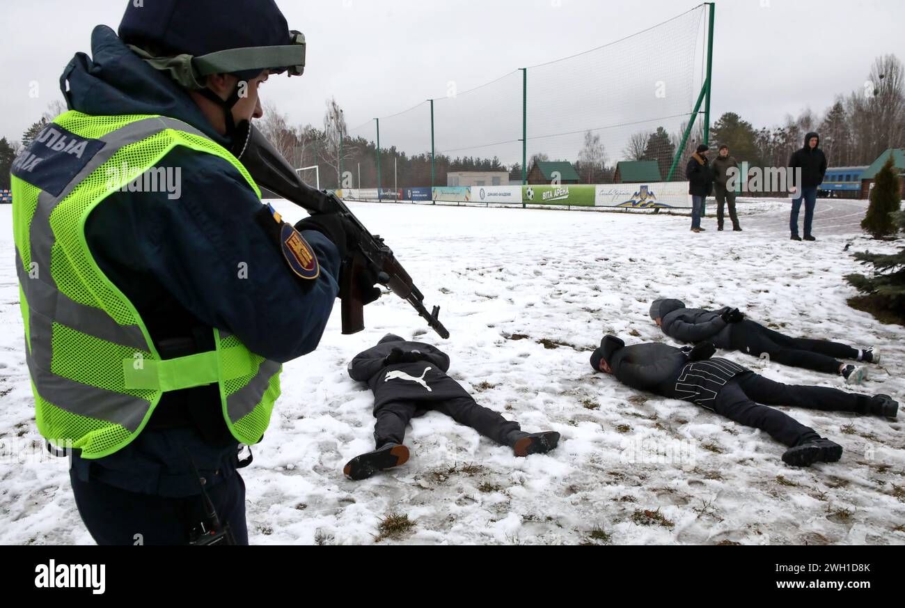 REGIONE DI KIEV, UCRAINA - 6 FEBBRAIO 2024 - le forze dell'ordine dimostrano le loro azioni durante la detenzione dei trasgressori che portavano armi in una delle sedi dell'Accademia nazionale degli affari interni, regione di Kiev, Ucraina settentrionale. Foto Stock