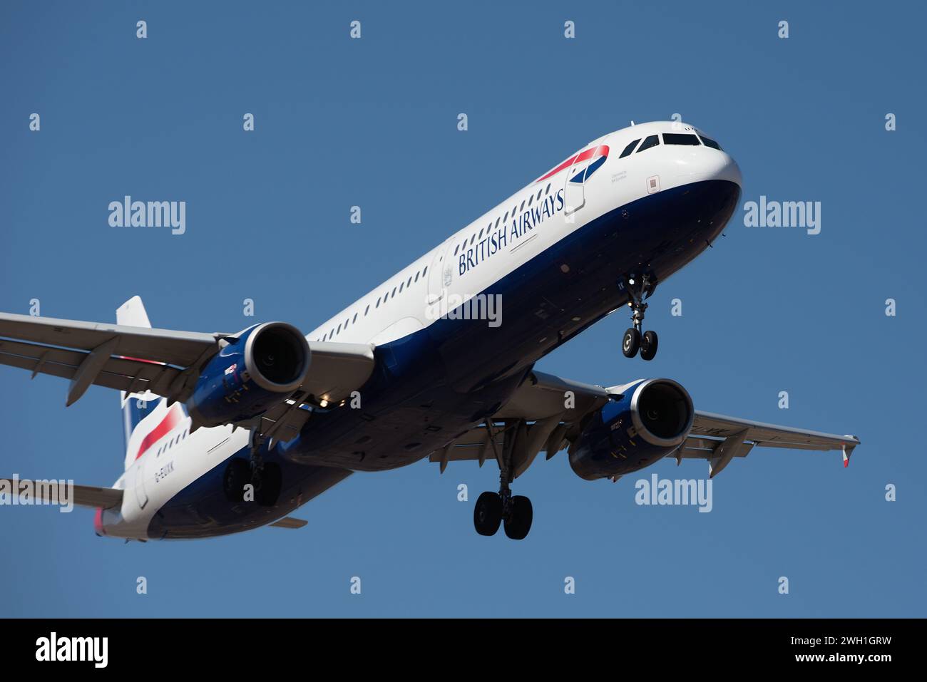 Tenerife, Spagna 31 gennaio 2024. Airbus A321-231 British Airways Airlines vola nel cielo blu. Atterraggio all'aeroporto di Tenerife Foto Stock