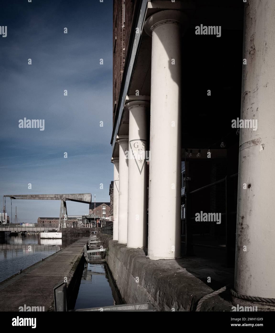 Gloucester Docks, Gloucestershire. Un tempo le banchine di lavoro ora sono utilizzate per una combinazione di alloggi per uffici, negozi, tempo libero e nautica Foto Stock