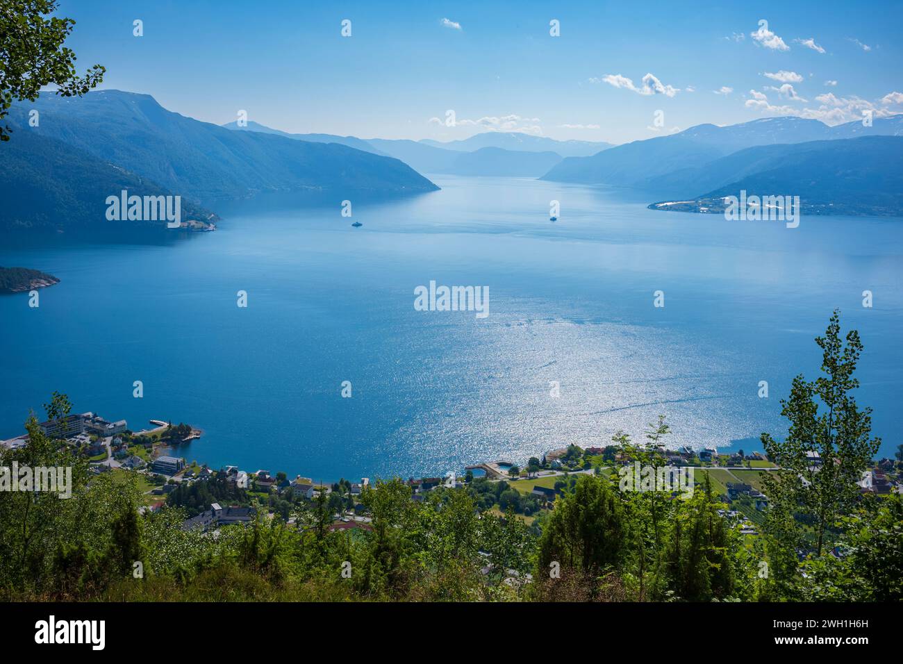La vista della città dei fiordi di Balestrand, in Norvegia, situata sul Sognefjord, è una piccola città turistica, raffigurata qui durante un'escursione alla vetta di Raudmelen. Foto Stock