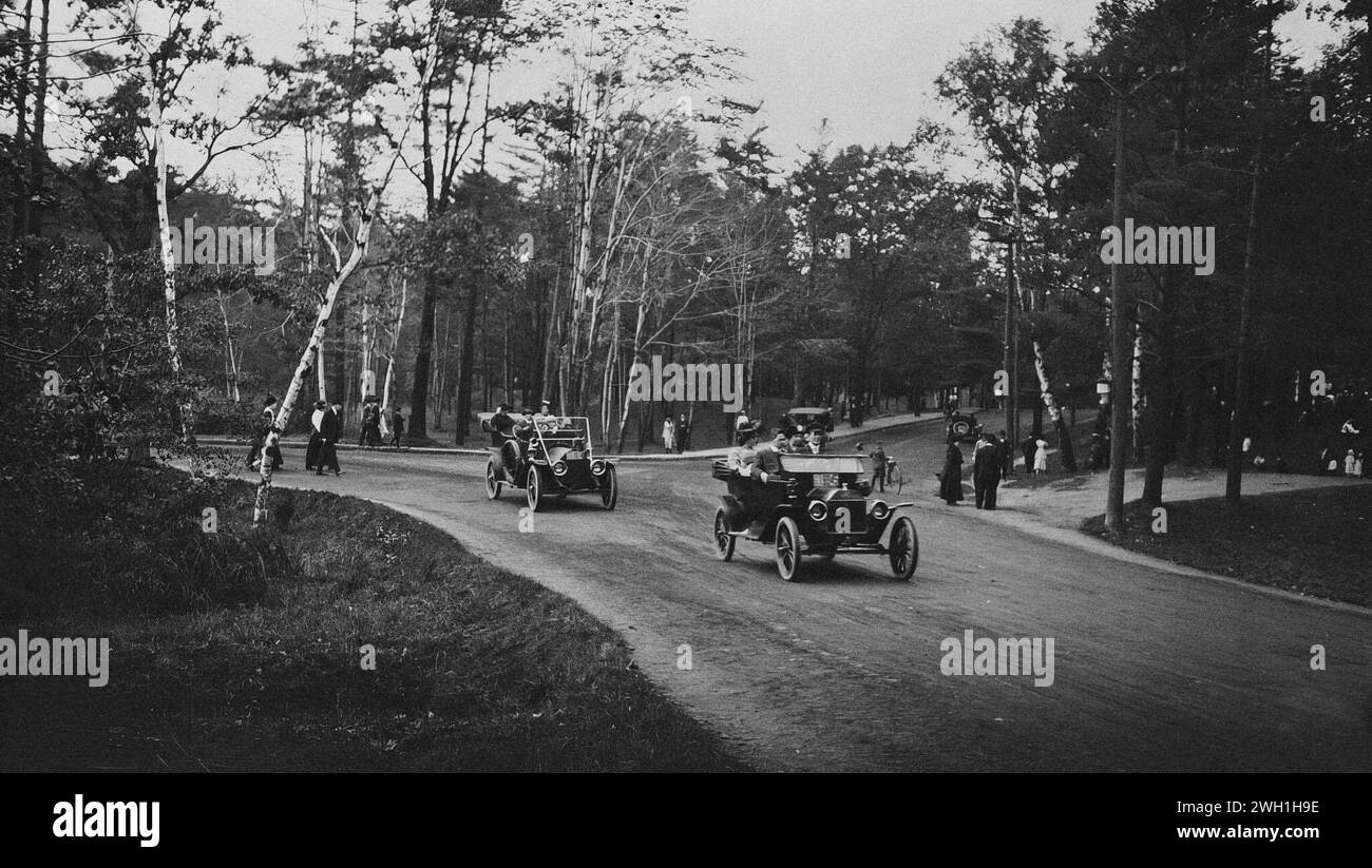 Foto di auto d'epoca durante un viaggio di domenica attraverso High Park, Toronto, Ontario. 1916 Foto Stock