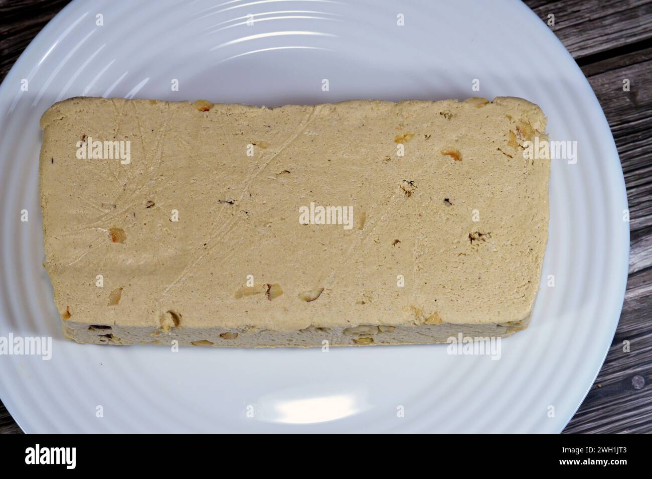 Tahini halva tradizionale con nocciole Halawa Tahiniya, gli ingredienti primari in questa confezione sono burro o pasta di sesamo (tahini), e zucchero, gl Foto Stock