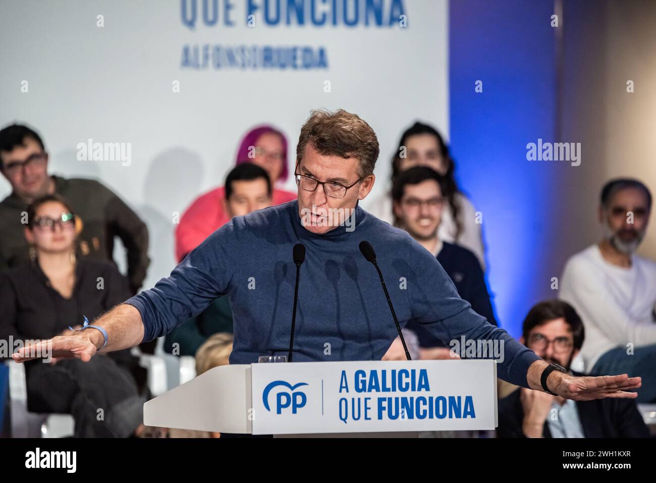 Cangas, Spagna. 5 febbraio 2024. Elezioni speciali in Galizia: Riunione del PP nella città di Cangas. Nell'immagine, Alberto Núñez Feijóo, presidente nazionale del PP, durante il suo intervento alla riunione. Crediti: Xan Gasalla/Alamy Live News Foto Stock