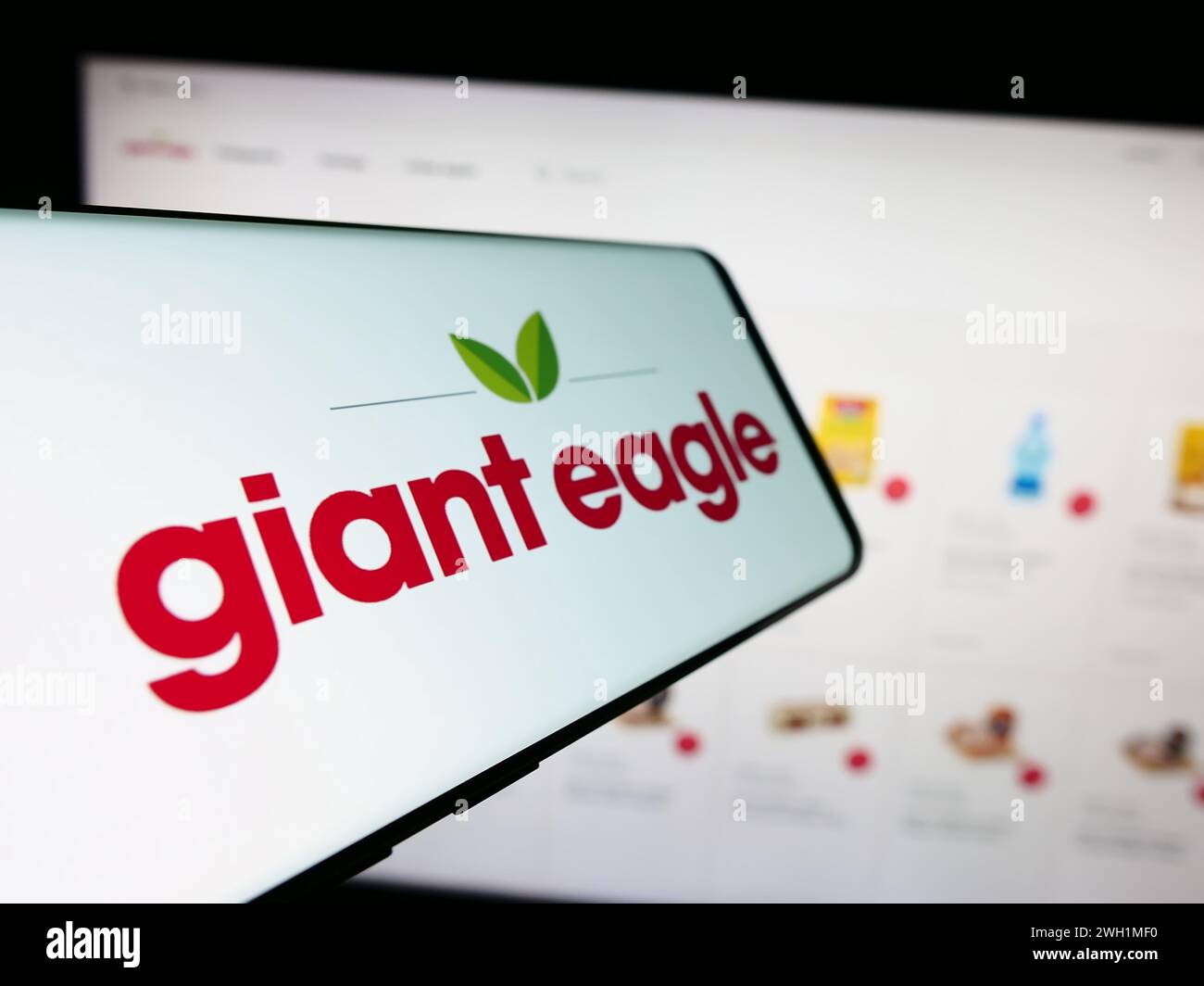 Smartphone con logo della catena di supermercati americana Giant Eagle Inc. Davanti al sito Web aziendale. Mettere a fuoco la parte centrale sinistra del display del telefono. Foto Stock