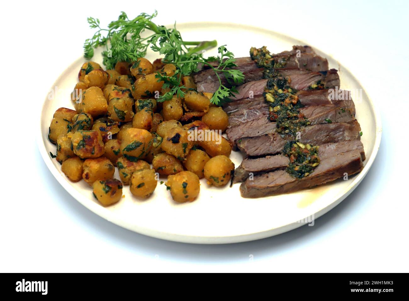 Primo piano di carne secca servita con patate su un piatto Foto Stock