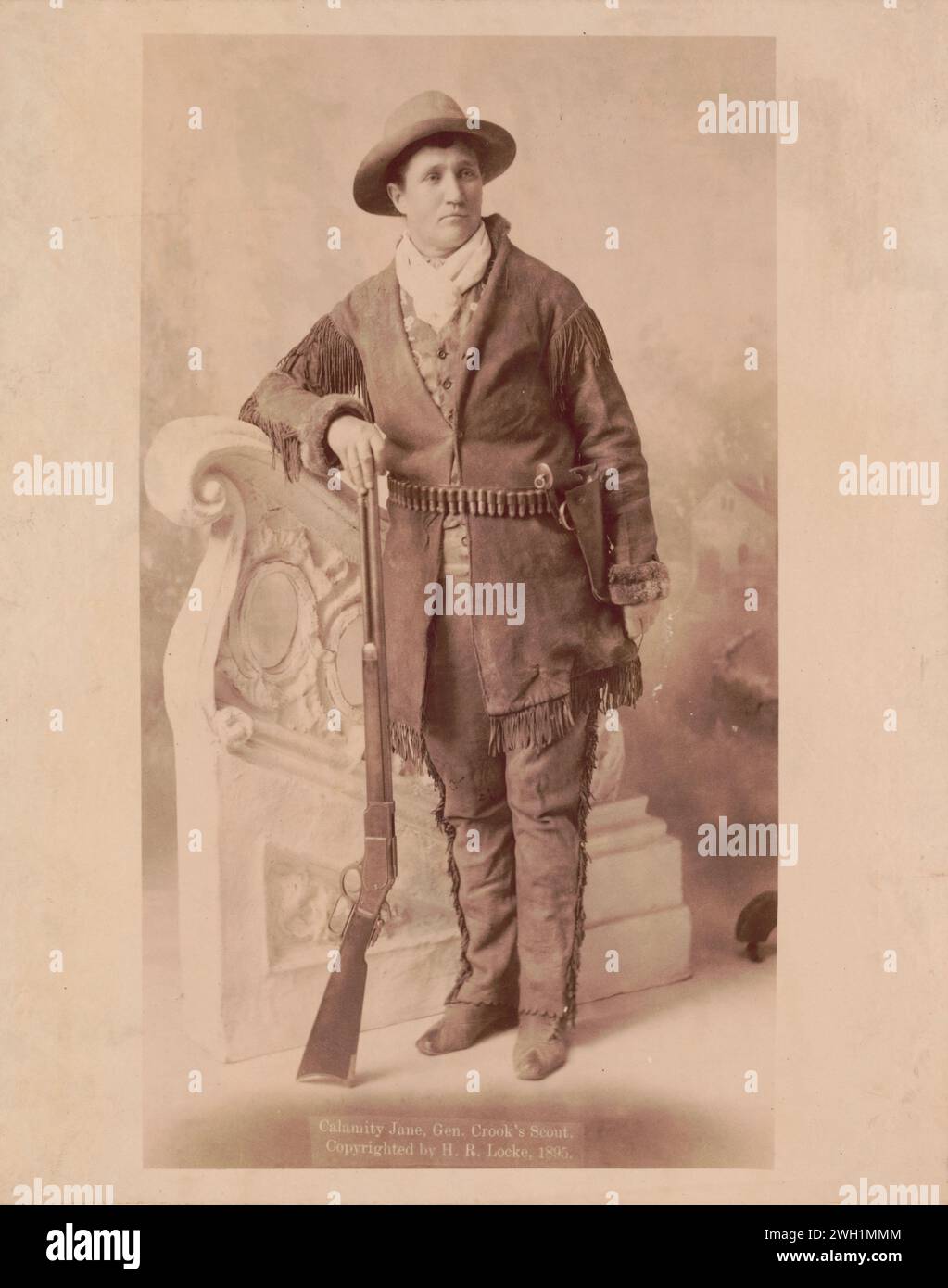 Calamity Jane, l'esploratore del generale Crook. La fotografia mostra "Calamity Jane", ritratto in studio a figura intera, in piedi, rivolto leggermente a destra, tenendo il fucile con la mano destra. ca. 1895 Foto Stock