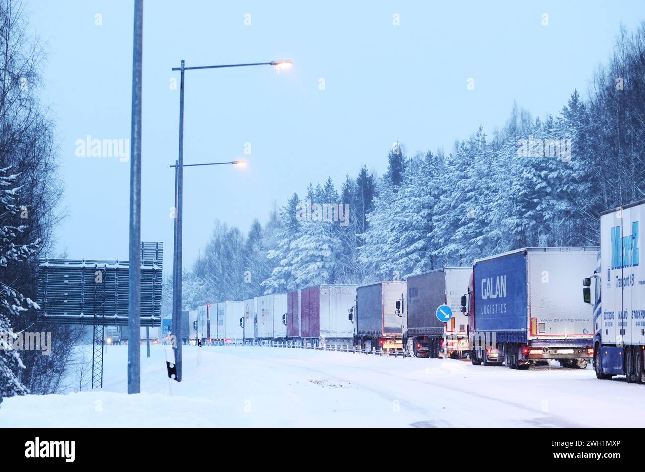 Tempo stagionale, forti nevicate sulla contea di Östergötland, Svezia, il mercoledì mattina. Camion in lunghe code sulla Riksväg 50, da Nykyrka, appena a nord di Motala. Foto Stock