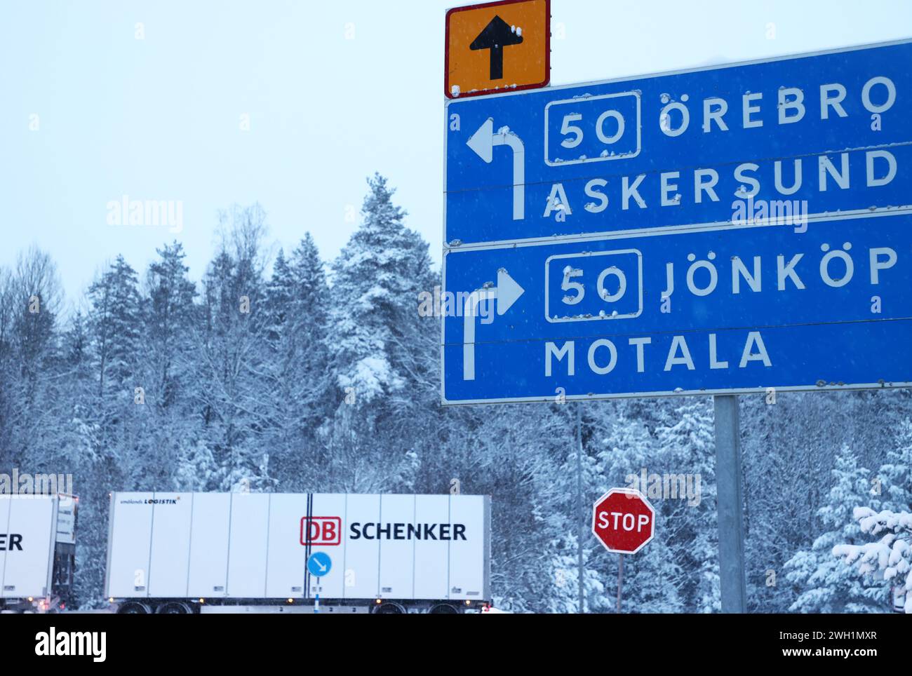 Tempo stagionale, forti nevicate sulla contea di Östergötland, Svezia, il mercoledì mattina. Camion in lunghe code sulla Riksväg 50, da Nykyrka, appena a nord di Motala. Foto Stock