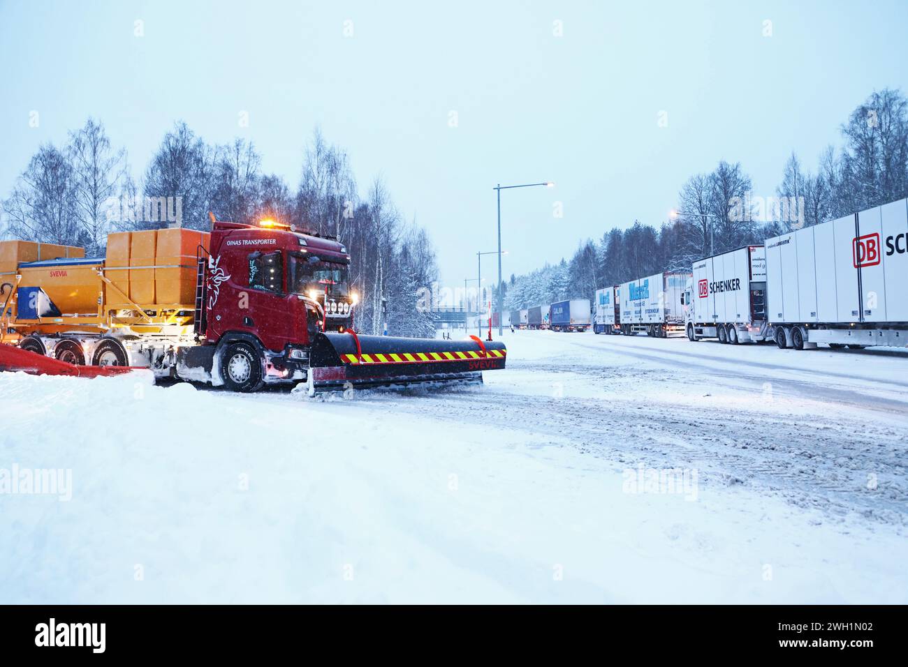 Tempo stagionale, forti nevicate sulla contea di Östergötland, Svezia, il mercoledì mattina. Nella foto: Gli aratri di neve di Svevia aspettano sulla scena. Foto Stock