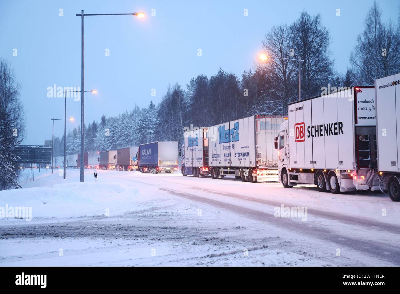 Nykyrka, Svezia. 7 febbraio 2024. Tempo stagionale, forti nevicate sulla contea di Östergötland, Svezia, il mercoledì mattina. Camion in lunghe code sulla Riksväg 50, da Nykyrka, appena a nord di Motala. Crediti: Jeppe Gustafsson/Alamy Live News Foto Stock