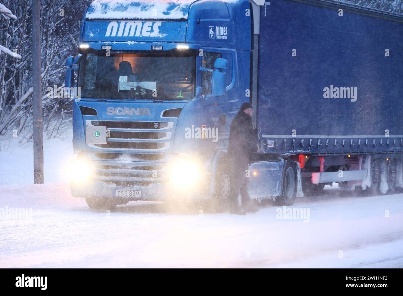 Nykyrka, Svezia. 7 febbraio 2024. Tempo stagionale, forti nevicate sulla contea di Östergötland, Svezia, il mercoledì mattina. Camion in lunghe code sulla Riksväg 50, da Nykyrka, appena a nord di Motala. Crediti: Jeppe Gustafsson/Alamy Live News Foto Stock