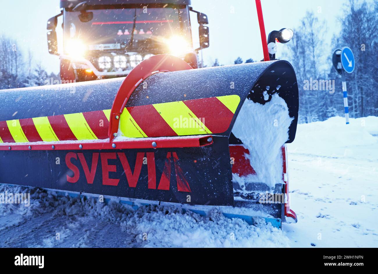 Nykyrka, Svezia. 7 febbraio 2024. Tempo stagionale, forti nevicate sulla contea di Östergötland, Svezia, il mercoledì mattina. Camion in lunghe code sulla Riksväg 50, da Nykyrka, appena a nord di Motala. Crediti: Jeppe Gustafsson/Alamy Live News Foto Stock