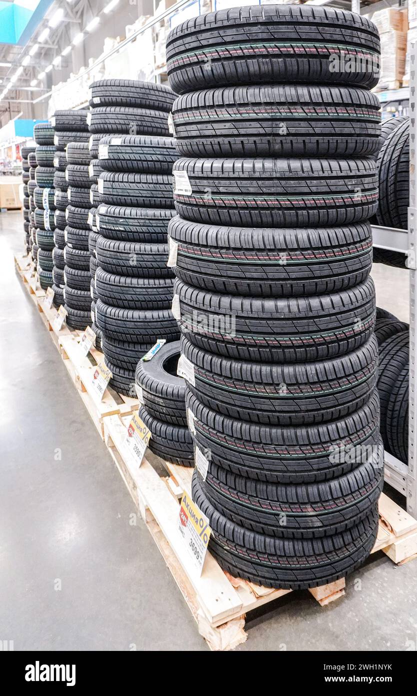 Samara, Russia - 21 aprile 2023: Nuovi pneumatici estivi impilati per la vendita in un supermercato Foto Stock