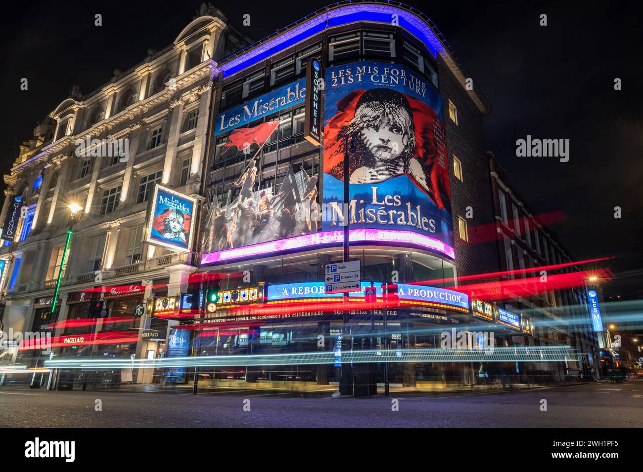 Londra. REGNO UNITO- 02.04.2024. Una vista notturna sul Sondheim Theatre in Shaftesbury Avenue che ospita il musical Les Miserables. Foto Stock