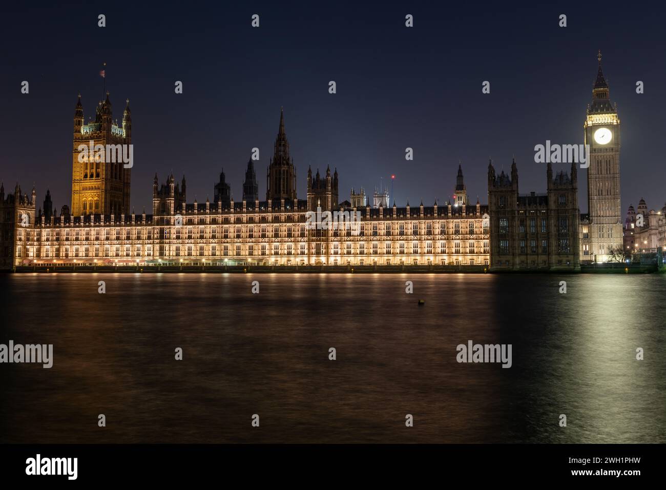 Una vista notturna del Palazzo di Westminster o della Casa del Parlamento e del Big Ben dalla riva sud del Tamigi. Foto Stock