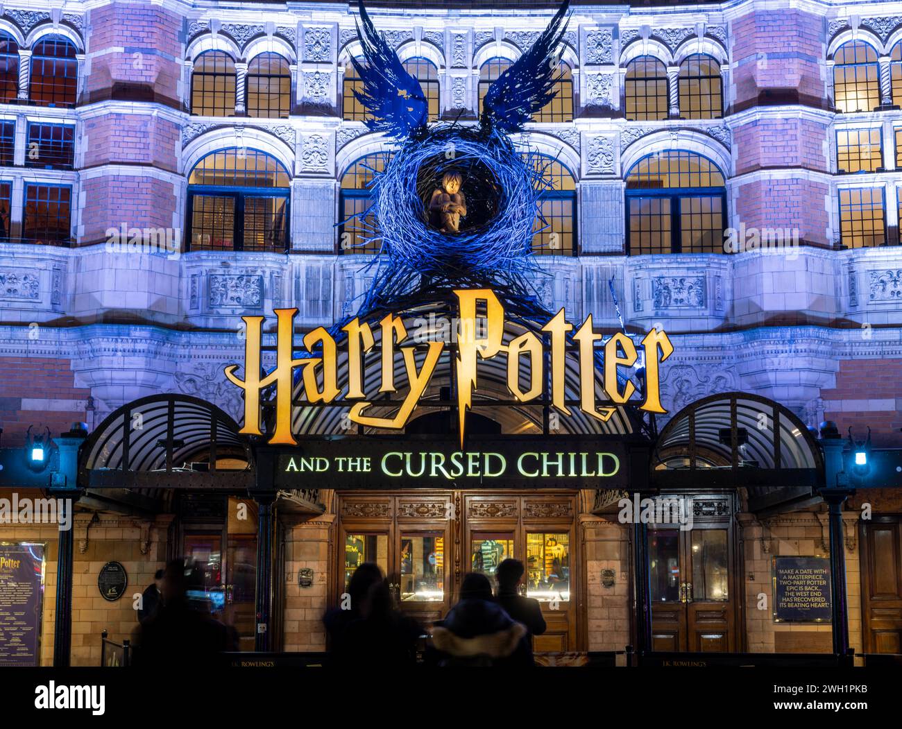 Londra. REGNO UNITO- 02.04.2024. Una vista notturna della mostra principale sulla facciata del Palace Theatre per lo spettacolo Harry Potter e la maledizione bambino. Foto Stock