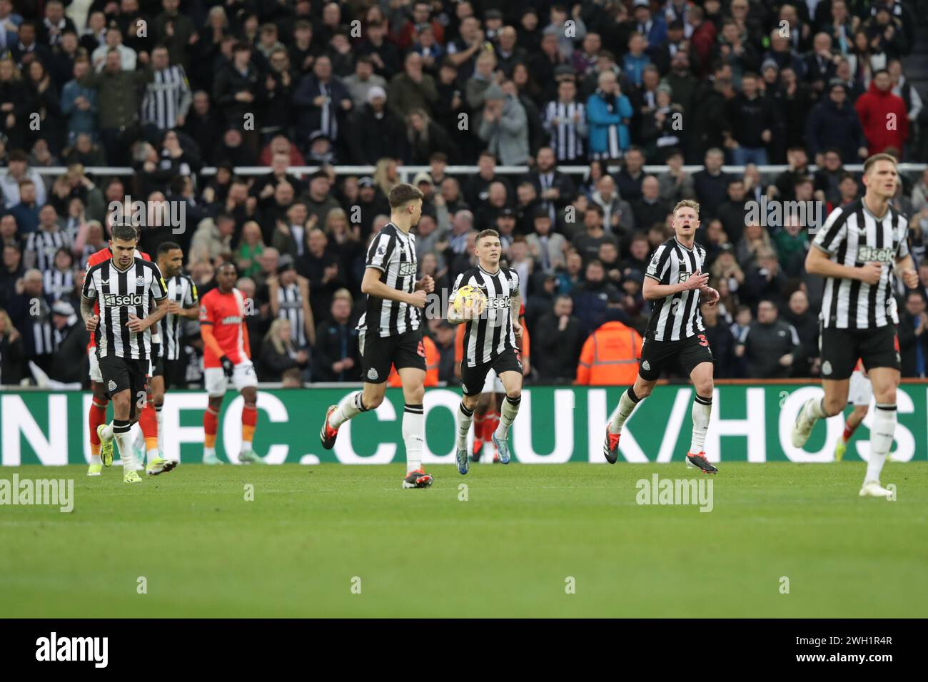 Kieran Trippier di Newcastle riprende il pallone dopo aver segnato 4-3 - Newcastle United contro Luton Town, Premier League, St James' Park, Newcastle upon Tyne, Regno Unito - 3 febbraio 2024 solo uso editoriale - si applicano restrizioni DataCo Foto Stock