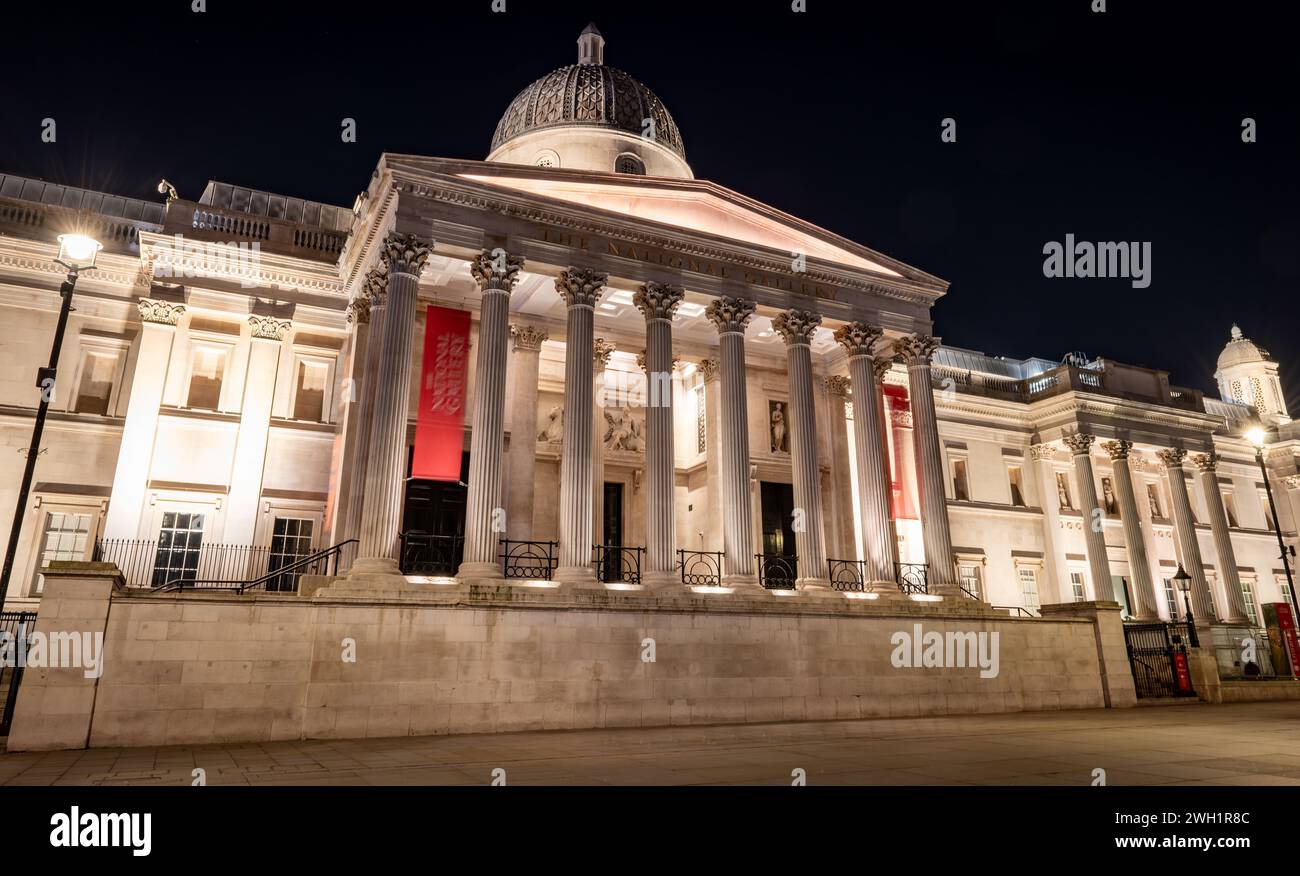 Londra. REGNO UNITO- 02.04.2024. Vista esterna della Galleria Nazionale di notte che mostra la facciata dell'edificio. Foto Stock