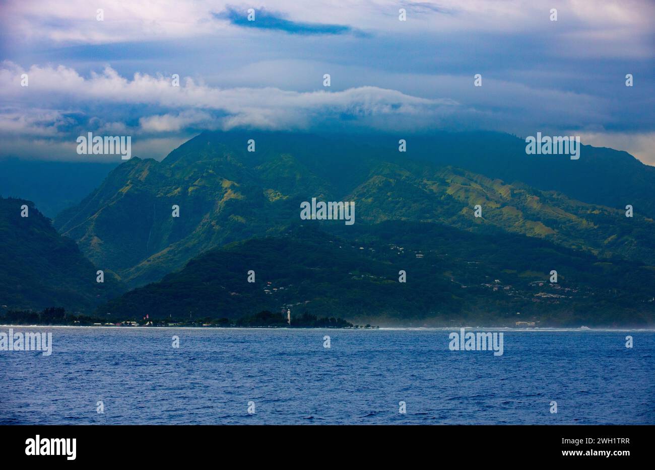 Una vista distante del faro di Point Venus, Tahiti, Polinesia francese, Pacifico meridionale Foto Stock