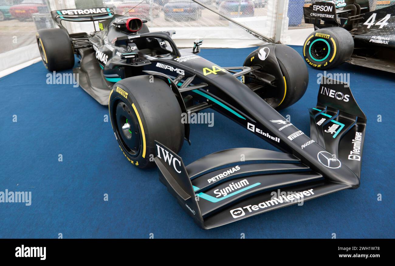 Vista frontale di tre quarti della Mercedes-AMG F1 W14 e del 2023 guidata da Lewis Hamilton e George Russell, in mostra al Silverstone Festival del 2023 Foto Stock
