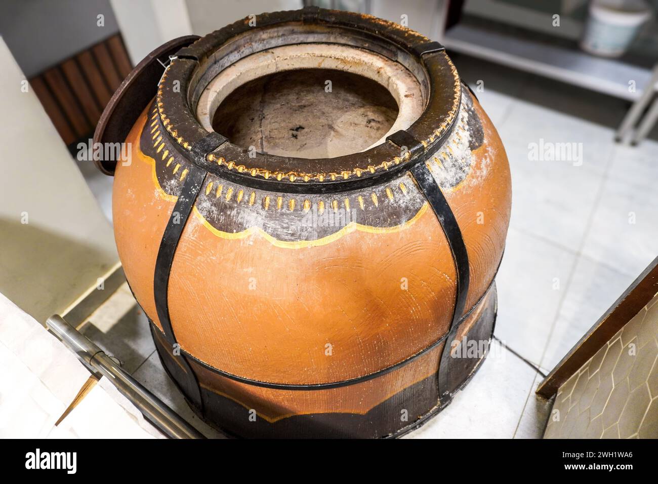 Grande forno tandoor per preparare il tradizionale pane piatto asiatico in una catena di negozi Foto Stock