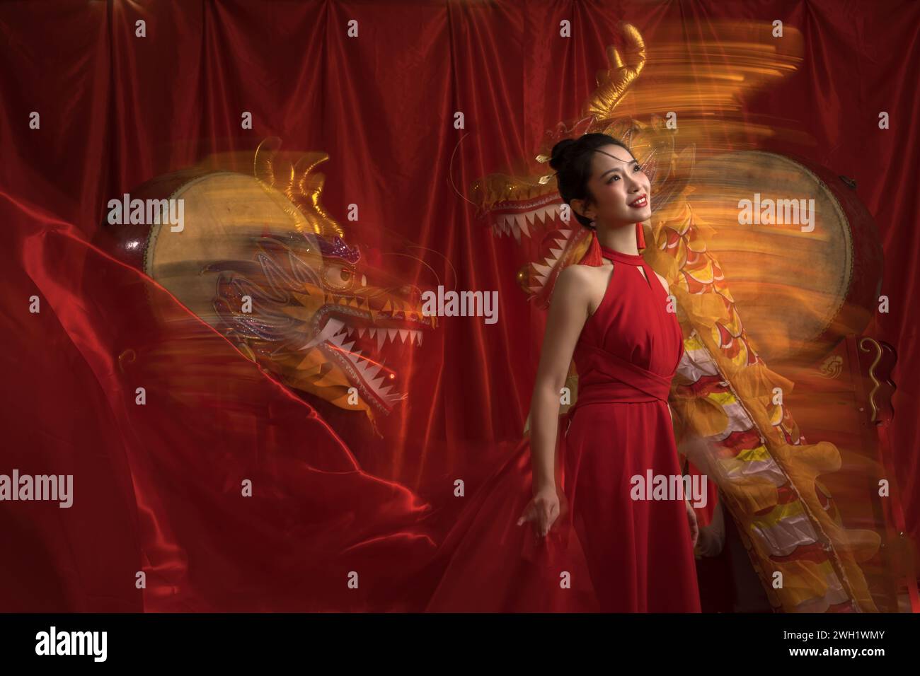 L'atmosfera dell'anno dei draghi e di Capodanno, celebrata da una giovane donna asiatica Foto Stock