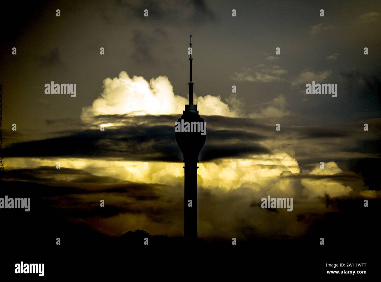 Vista serale dell'attrazione principale, la Lotus Tower nella capitale dello Sri Lanka, Colombo. Foto Stock
